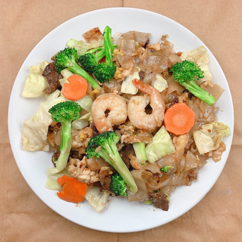 Barnrau Thai Halal Cuisine's Pad See Ew with shrimp, beef, broccoli, carrots, and cabbage.