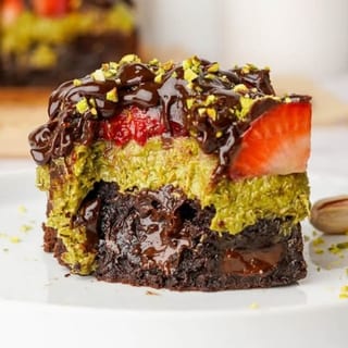 Strawberry Dubai Chocolate Cake Box