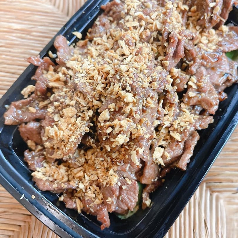 Barnrau Thai Halal Cuisine's garlic beef, a Thai dish with sliced beef and crispy fried garlic.